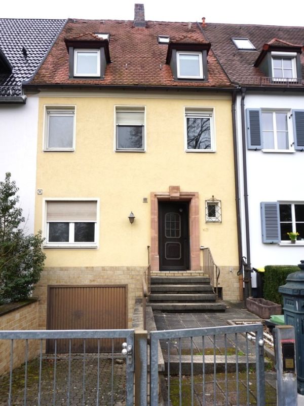 VERKAUFT: Ausgezeichnete Lage: RMH mit 6 Zi.   2 Bädern in Nürnberg - Hummelstein