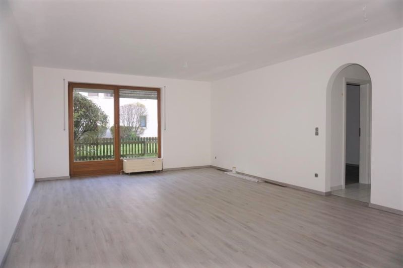 Mit eigener Terrasse und kl. Privatgarten: TOP 2 Zi. Whg. in Schniegling / Wohnung mieten