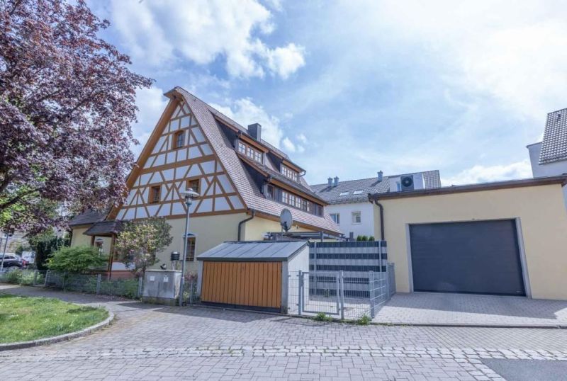 VERKAUFT: KAPITALANLAGE 5 % Rendite: Freistehendes 4-Familien-Haus Schwaig