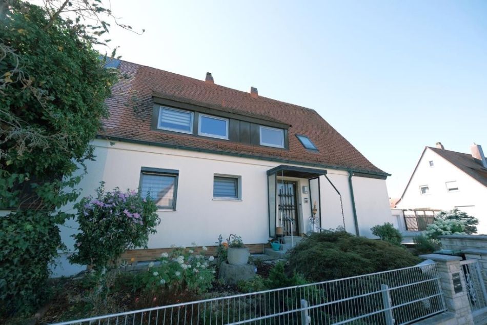 Adrettes 2-Familienhaus mit großem Garten in Nürnberg - Süd / Haus kaufenAdrettes 2-Familienhaus mit großem Garten in Nürnberg - Süd / Haus kaufen