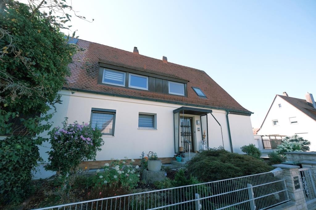 Adrettes 2-Familienhaus mit großem Garten in Nürnberg - Süd / Haus kaufen